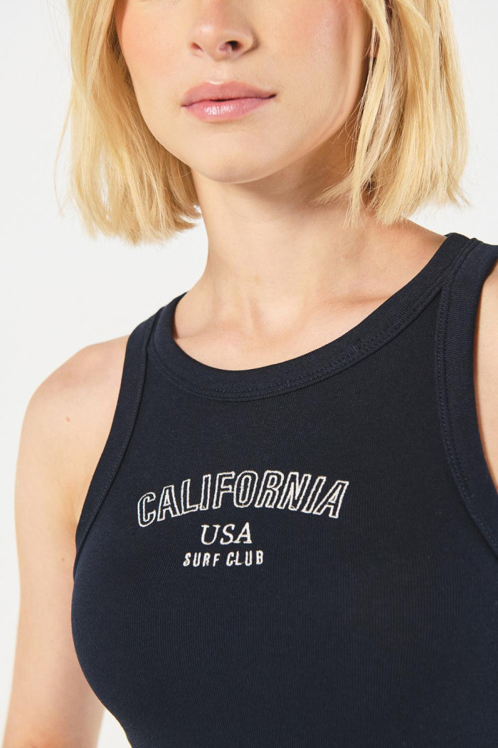 Camiseta manga sisa azul intensa con estampado college