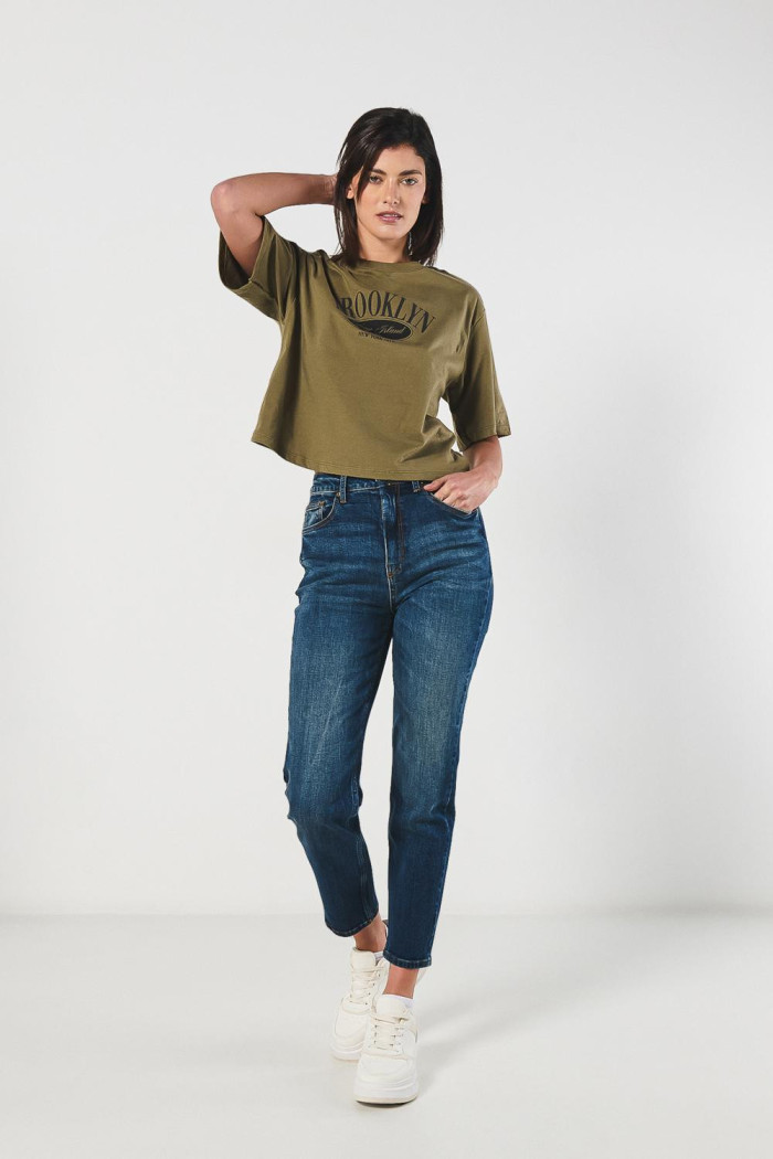 Camiseta crop top oversize verde con estampado college