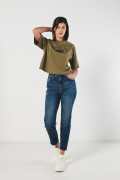 Camiseta crop top oversize verde con estampado college