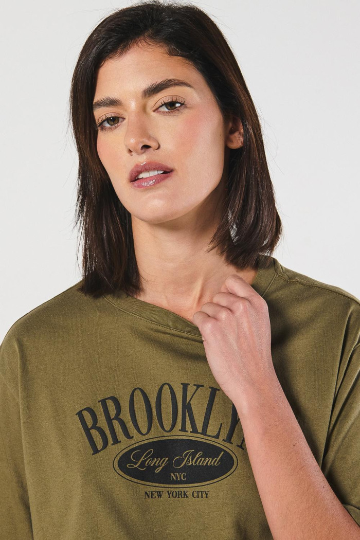 Camiseta crop top oversize verde con estampado college