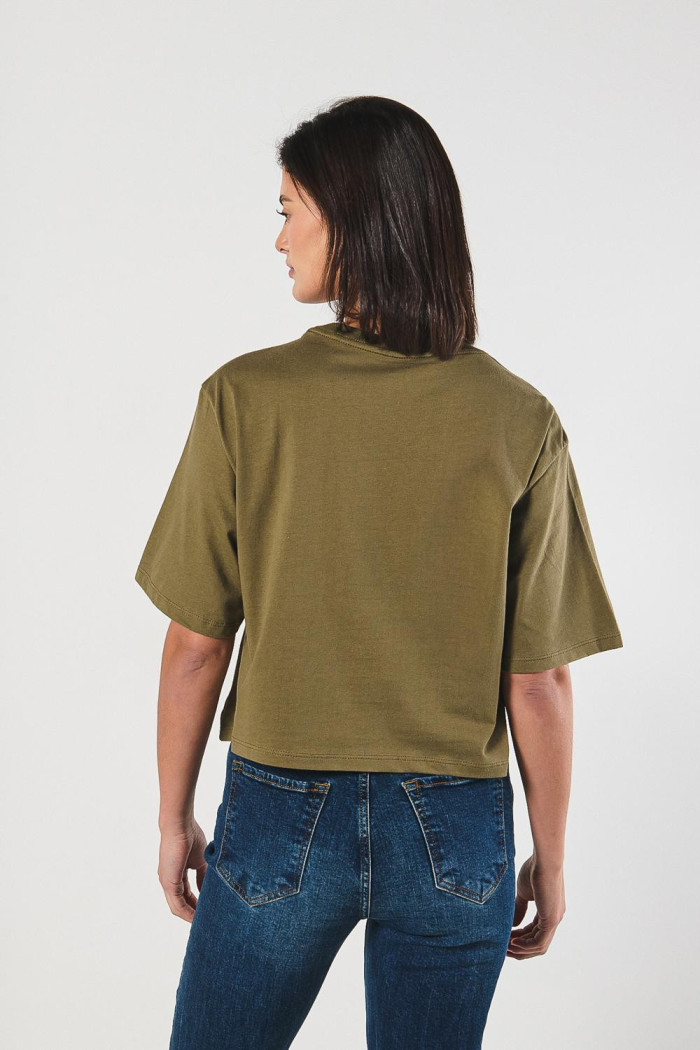 Camiseta crop top oversize verde con estampado college