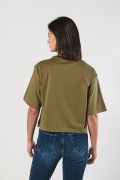 Camiseta crop top oversize verde con estampado college