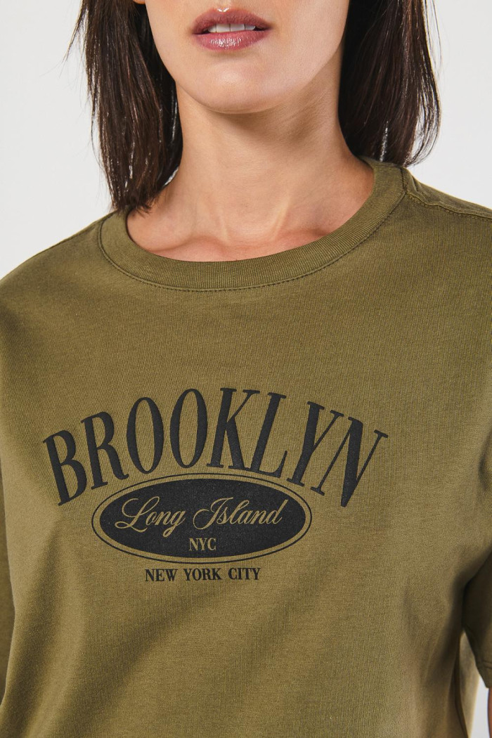 Camiseta crop top oversize verde con estampado college
