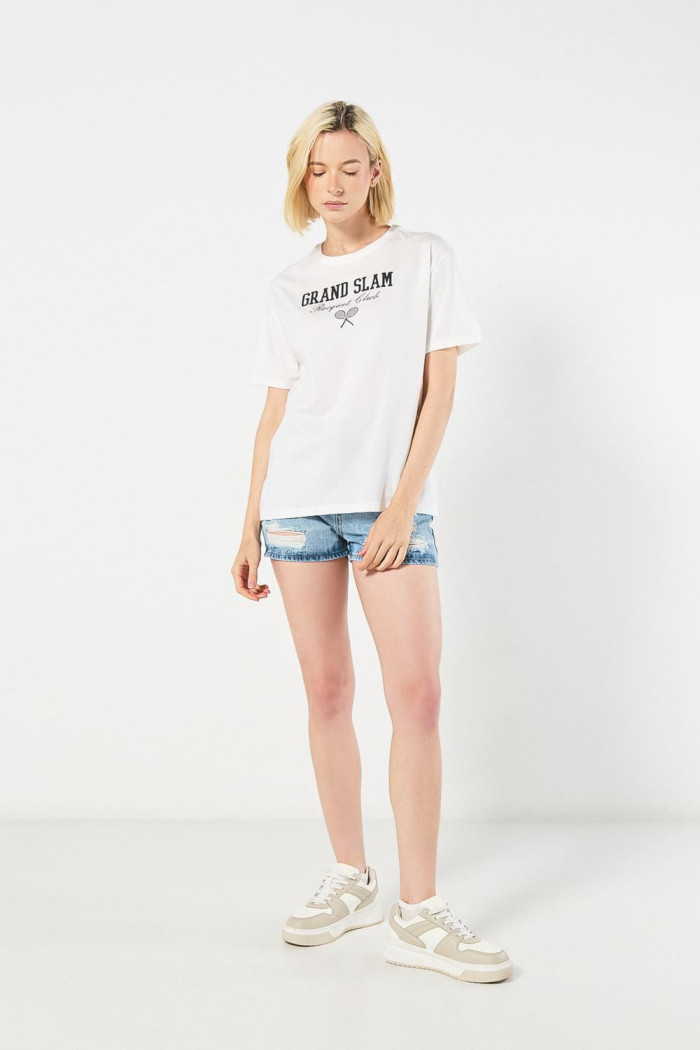 Camiseta college crema clara con manga corta