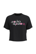 Camiseta crop top negra con diseño de Squid Game