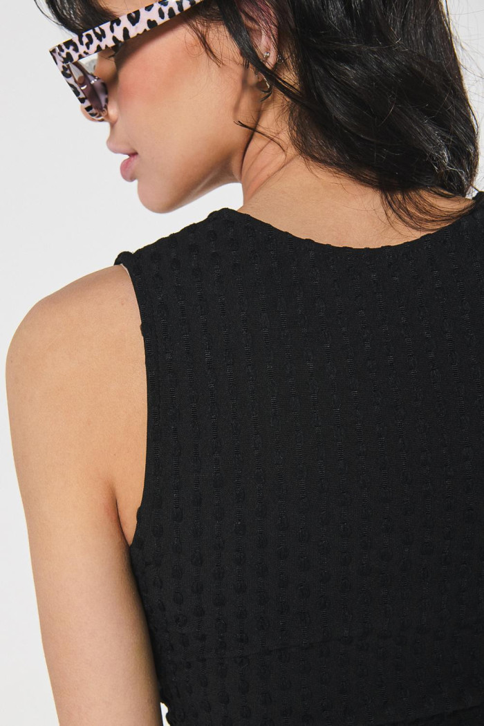 Camiseta manga sisa unicolor con cuello V y anudado