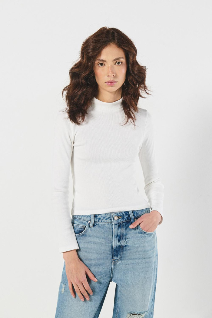 Camiseta unicolor con cuello alto y manga larga