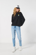 Jean mom súper tiro alto azul con bota recta y desgastes