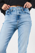 Jean mom súper tiro alto azul con bota recta y desgastes