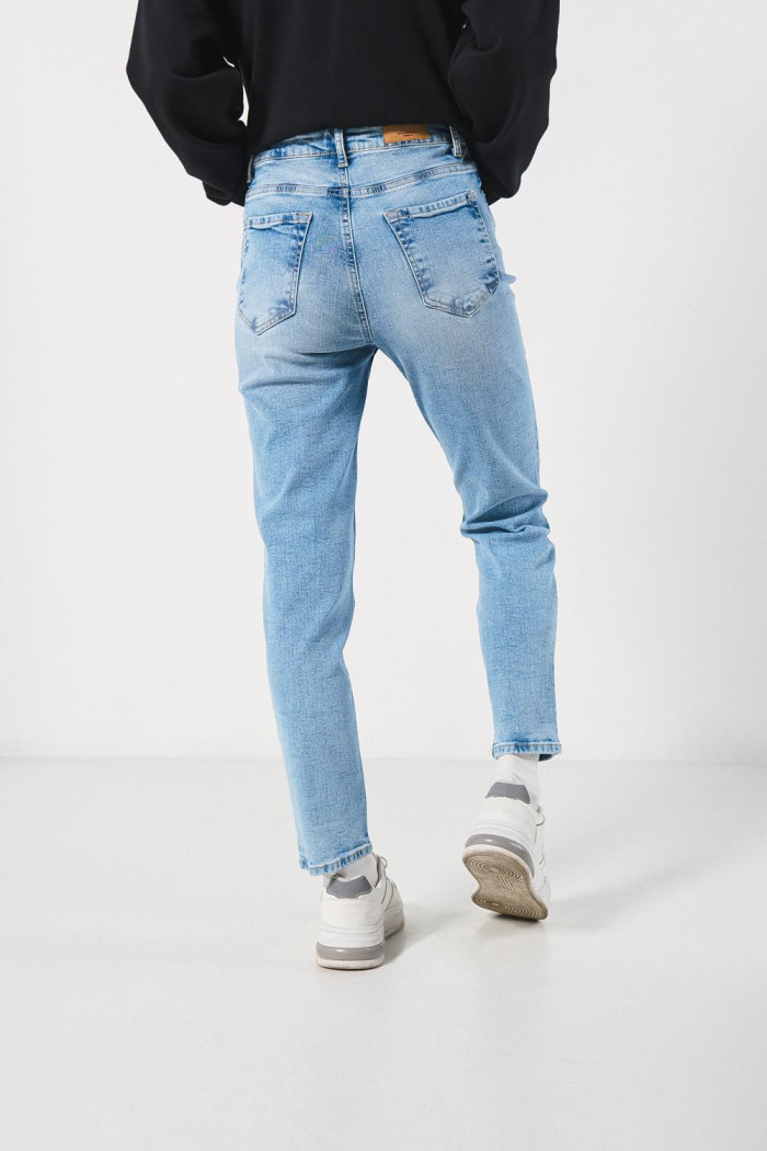 Jean mom súper tiro alto azul con bota recta y desgastes