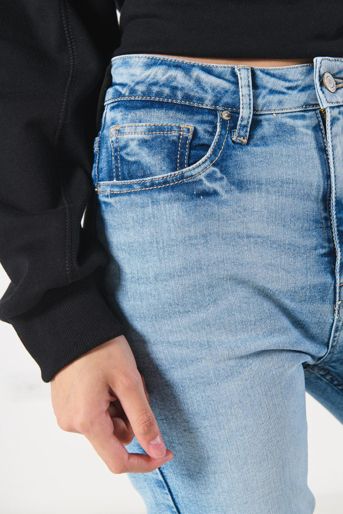 Jean mom súper tiro alto azul con bota recta y desgastes