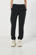 Pantalón jogger negro con elástico en bota y bolsillos