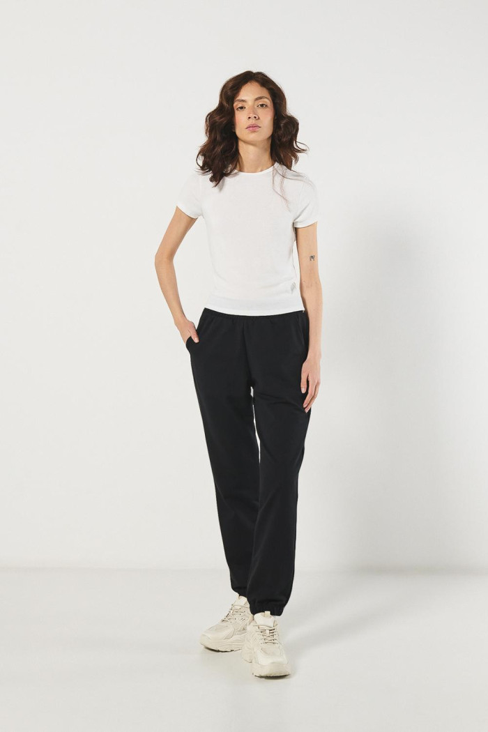 Pantalón jogger negro con elástico en bota y bolsillos