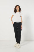 Pantalón jogger negro con elástico en bota y bolsillos