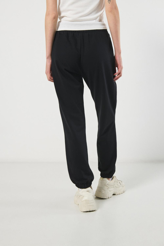 Pantalón jogger negro con elástico en bota y bolsillos
