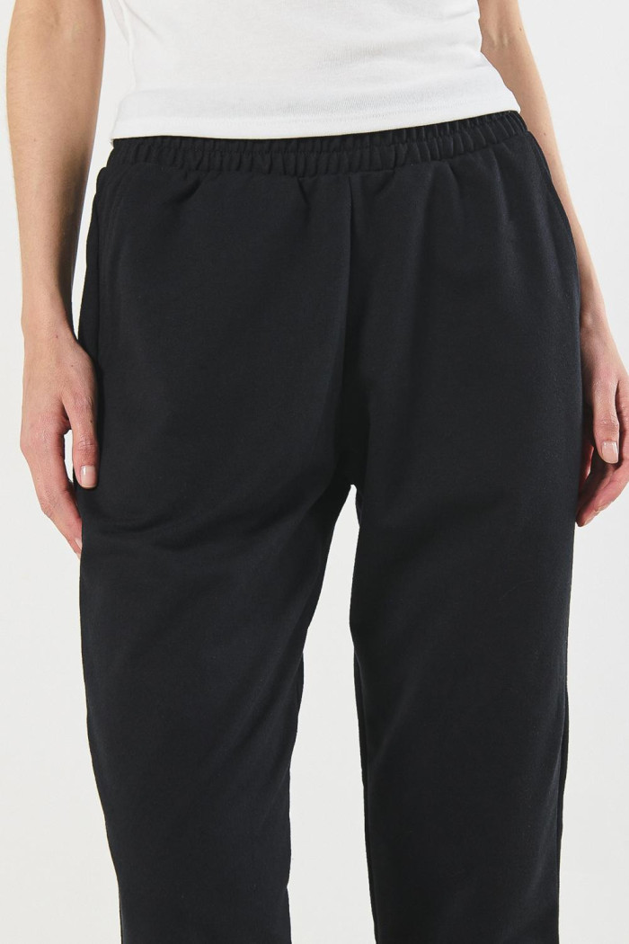 Pantalón jogger negro con elástico en bota y bolsillos
