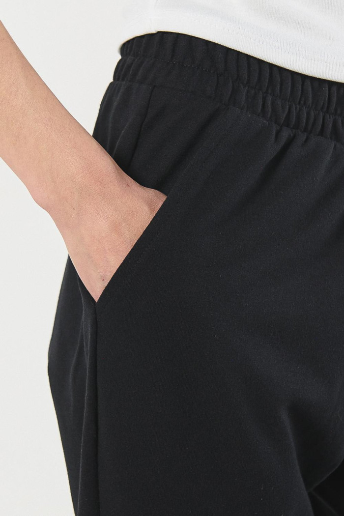 Pantalón jogger negro con elástico en bota y bolsillos
