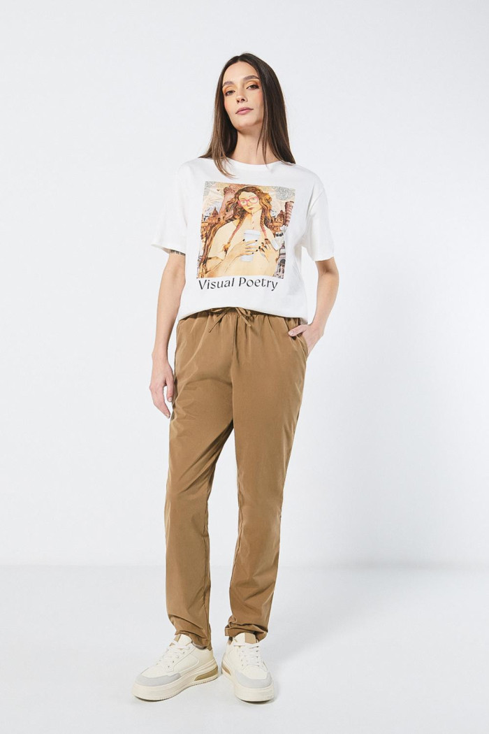 Pantalón kaki oscuro con bota tubo, bolsillos y tiro alto