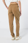 Pantalón kaki oscuro con bota tubo, bolsillos y tiro alto