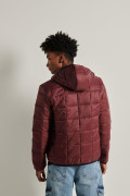 Chaqueta acolchada con capota unicolor y costuras de cuadros