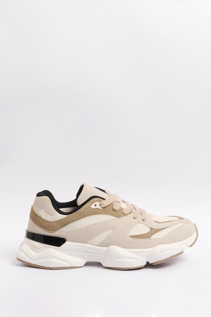 Tenis cremas de plataforma con cortes en contraste