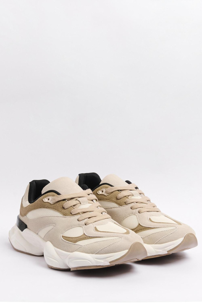 Tenis cremas de plataforma con cortes en contraste