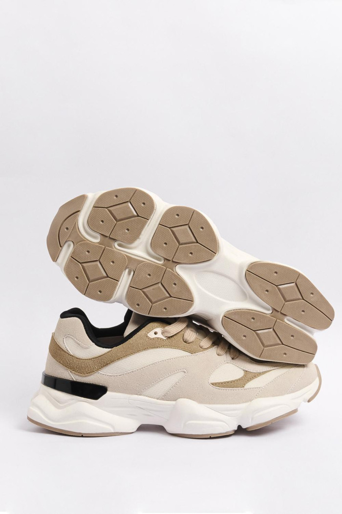 Tenis cremas de plataforma con cortes en contraste