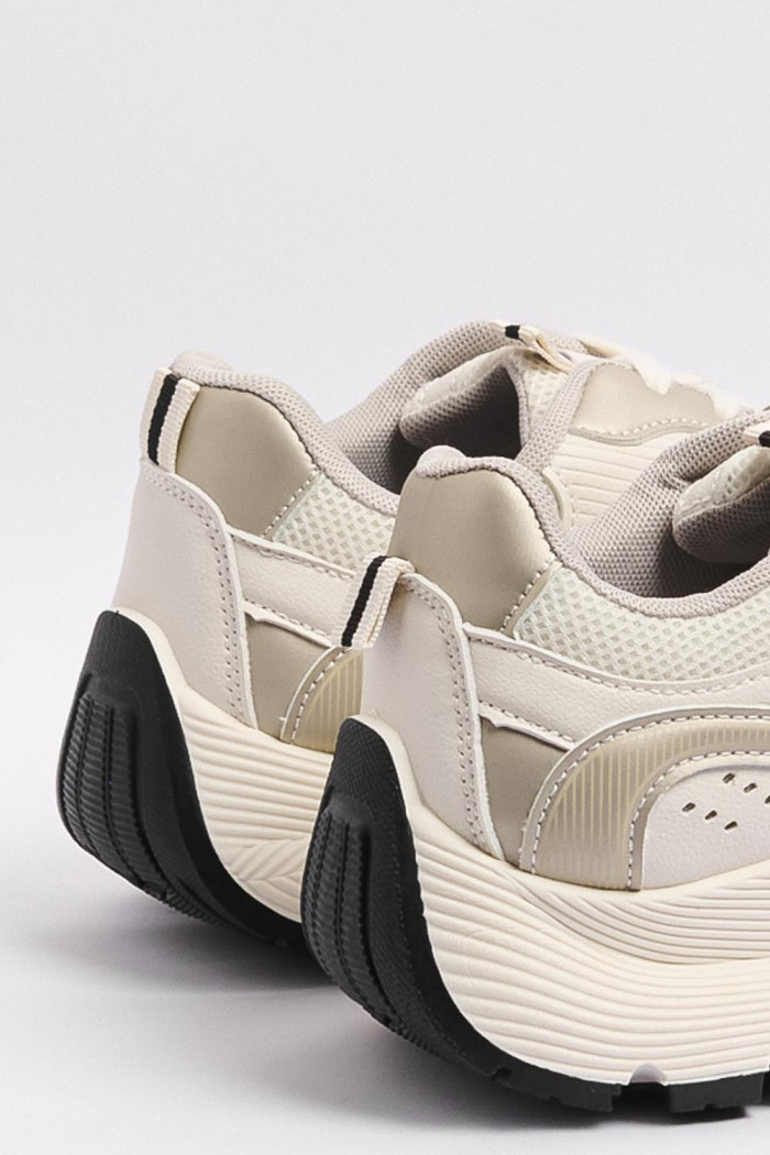 Tenis de plataforma cremas con contrastes y suelas altas