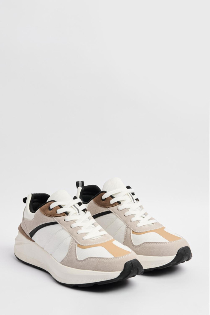 Tenis kakis de plataforma con cortes en contraste