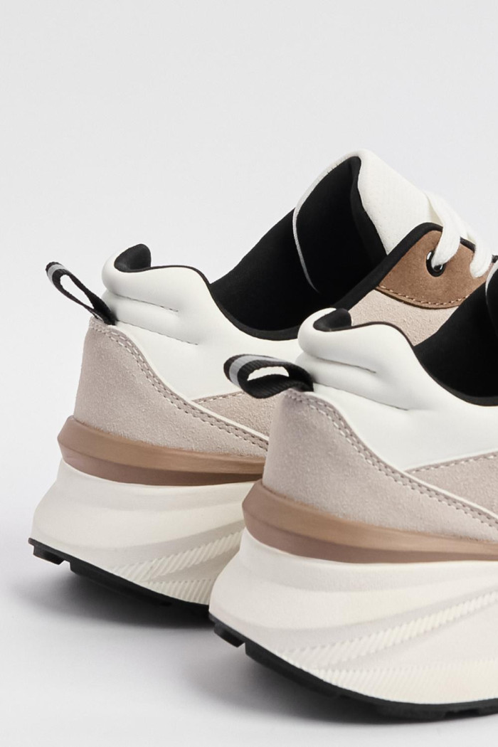 Tenis kakis de plataforma con cortes en contraste