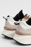 Tenis kakis de plataforma con cortes en contraste