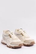 Tenis kakis de plataforma con relieve en suelas altas
