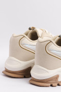 Tenis kakis de plataforma con relieve en suelas altas