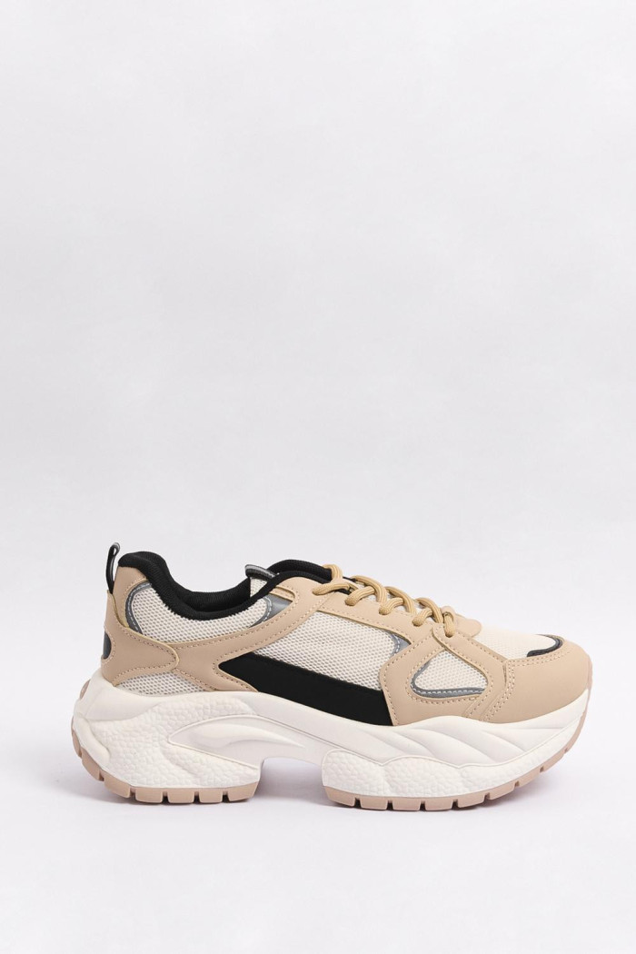 Tenis de plataforma kakis claros con detalles en malla