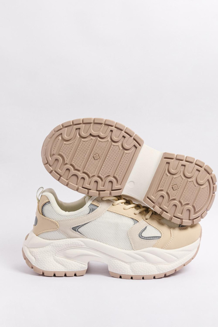 Tenis de plataforma cremas con cortes en contraste