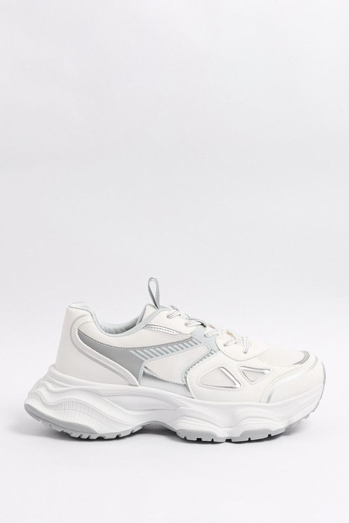 Tenis blancos tipo deportivos de plataforma con texturas