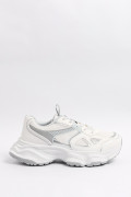 Tenis blancos tipo deportivos de plataforma con texturas