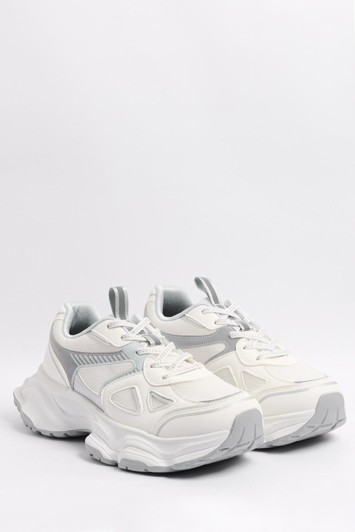Tenis blancos tipo deportivos de plataforma con texturas