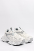 Tenis blancos tipo deportivos de plataforma con texturas