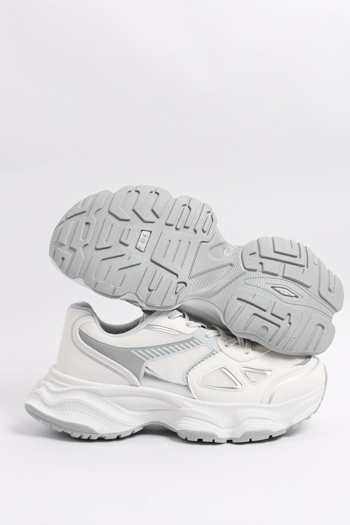 Tenis blancos tipo deportivos de plataforma con texturas