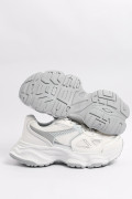 Tenis blancos tipo deportivos de plataforma con texturas