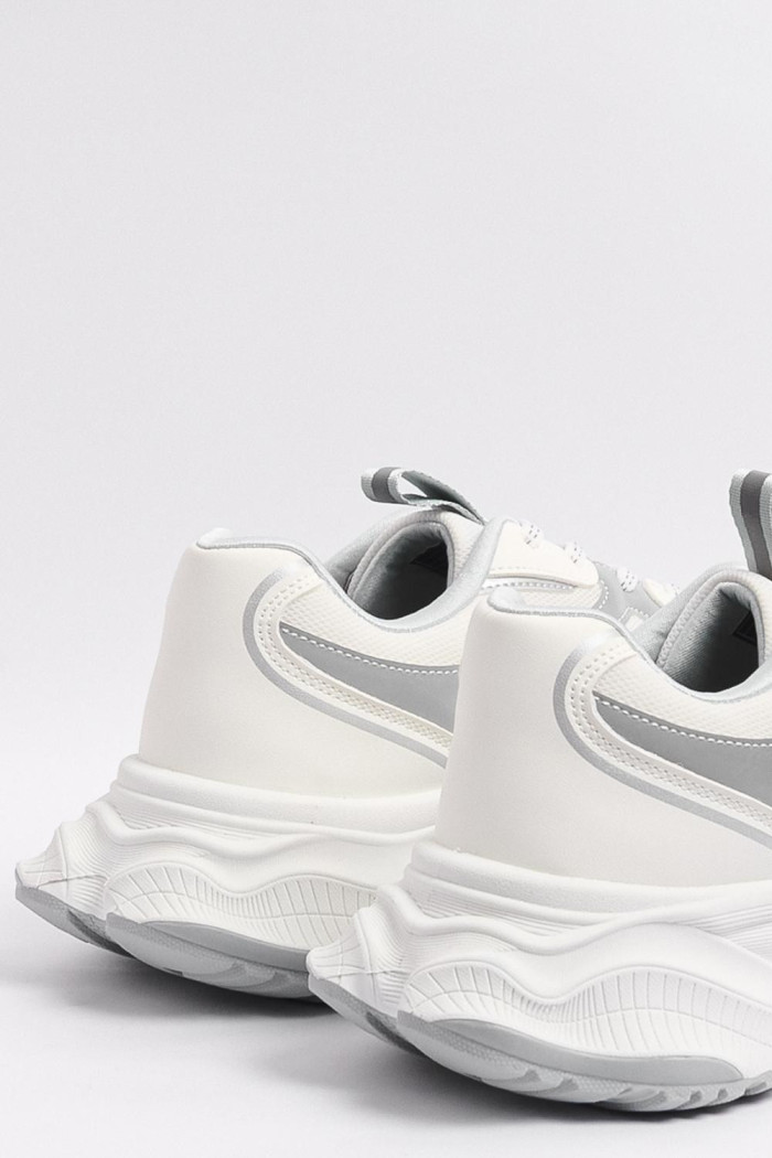 Tenis blancos tipo deportivos de plataforma con texturas