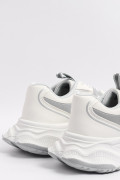 Tenis blancos tipo deportivos de plataforma con texturas