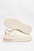 Tenis casuales blancos con suela alta y contrastes