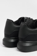 Tenis casuales negros con suelas planas elevadas