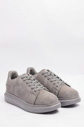 Tenis grises oscuros casuales con suelas planas elevadas