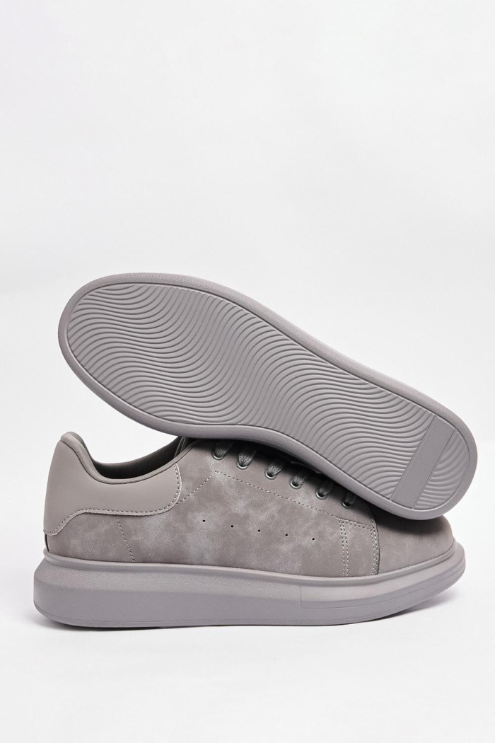 Tenis grises oscuros casuales con suelas planas elevadas