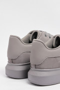 Tenis grises oscuros casuales con suelas planas elevadas