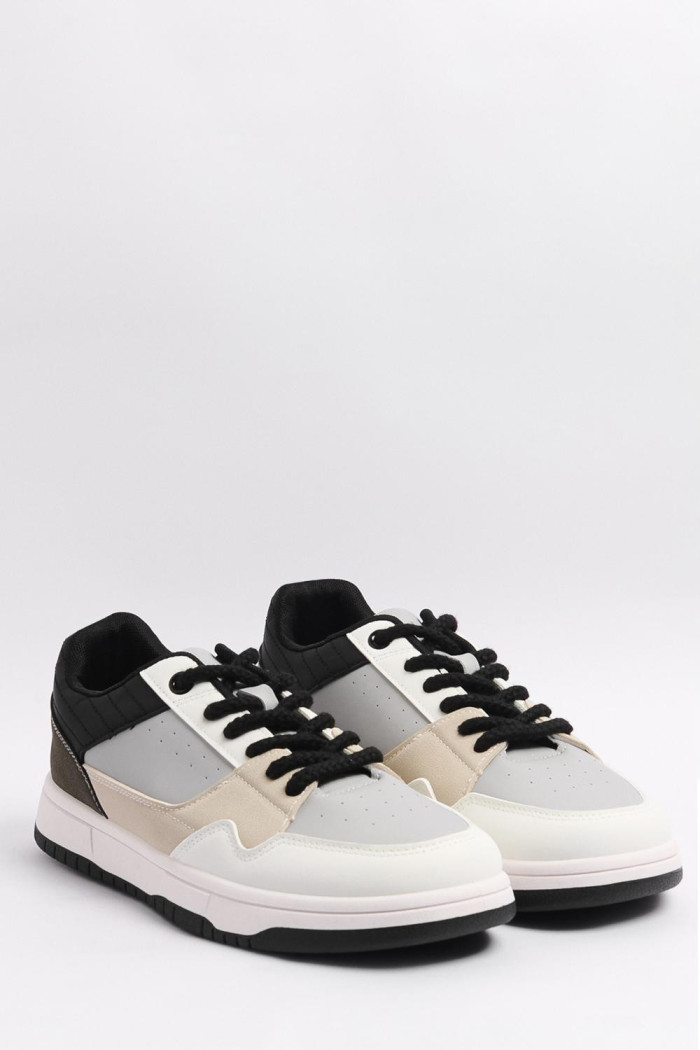 Tenis grises casuales con perforaciones y cortes de color