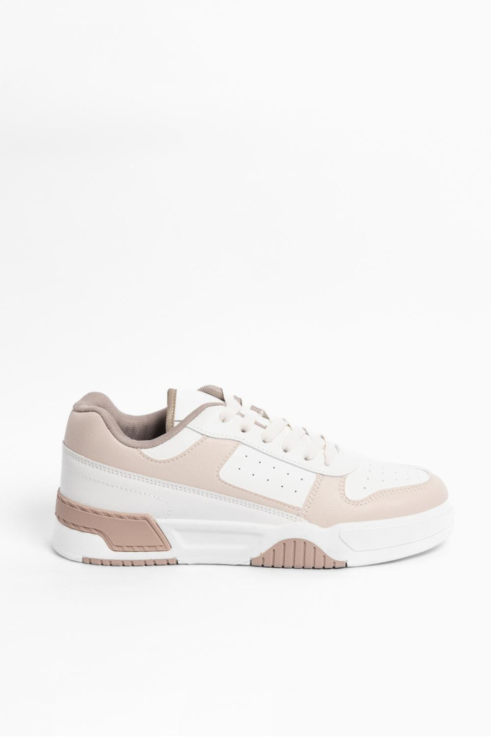 Tenis casuales unicolores con contrastes y texturas 
